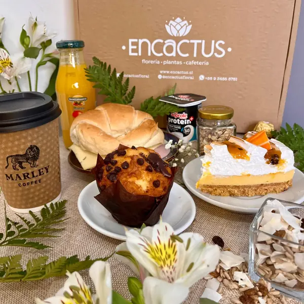 Desayuno Encactus en caja con café, jugo y pastelería