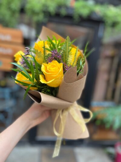 Cucurucho Ilusión en Rosas (Elige color) - Floreria Encactus Vina del Mar