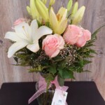 Liliums y Rosas Rosados en Florero de Vidrio (Incluido) - Floreria Encactus Vina del Mar