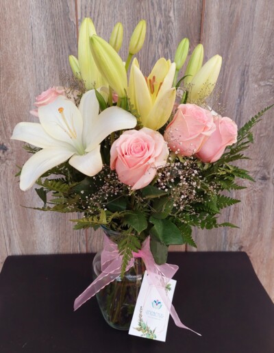 Liliums y Rosas Rosados en Florero de Vidrio (Incluido)