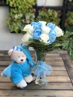 Florero de rosas y calcetines + Peluche Florero de rosas y calcetines + Peluche