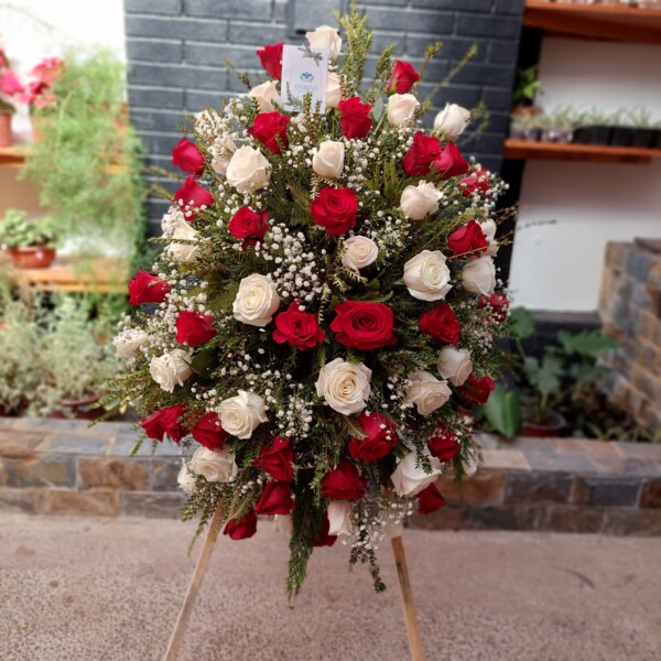 Arreglo Condolencias Rosas en Atril (Elige color) Corona de Flores