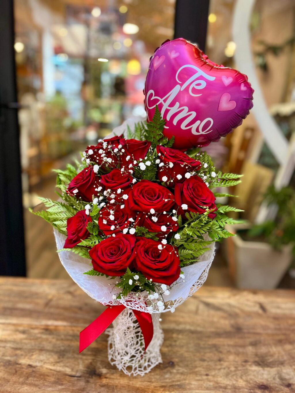 Pack Menudo Deleite de Amor: Ramo 12 Rosas + Globo Te Amo Pequeño (elige color de las rosas)