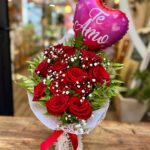 Pack Menudo Deleite de Amor: Ramo 12 Rosas + Globo Te Amo Pequeño (elige color de las rosas)