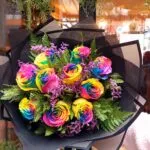 10 Rosas Arcoiris en Negro - Floreria Encactus Vina del Mar