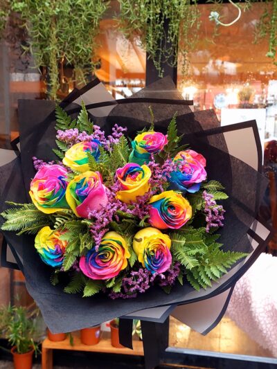 10 Rosas Arcoiris en Negro