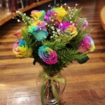 12 Rosas Arcoiris en Florero
