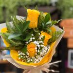 3 corazones amarillos - rosas