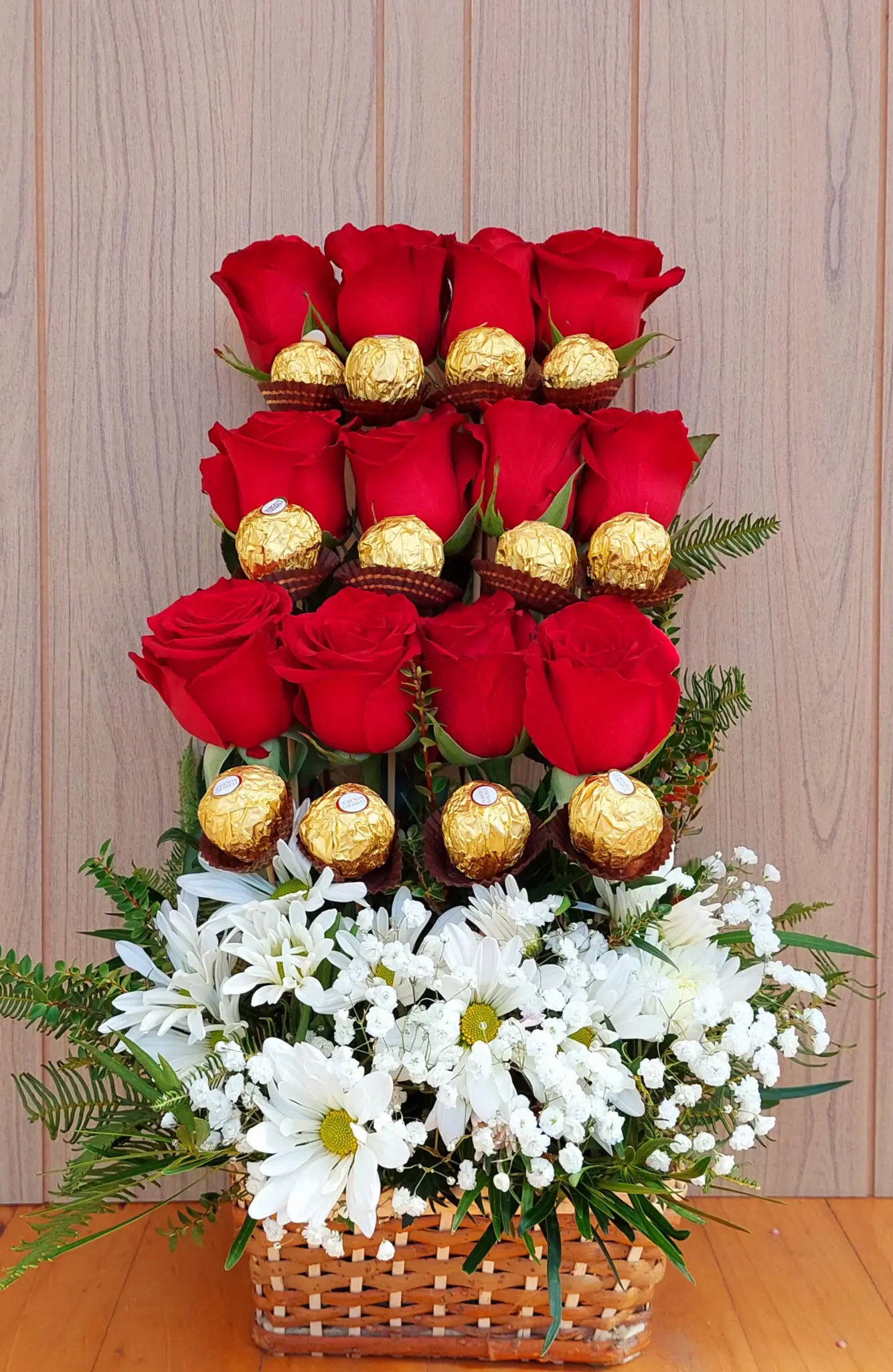 Escalera Rosas y Chocolates Ferrero | Encactus Floral