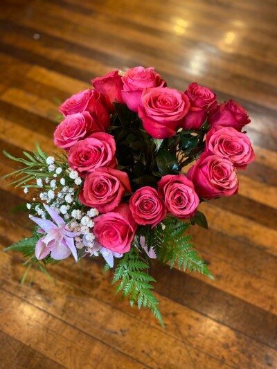 Corazón de Rosas y Orquídea