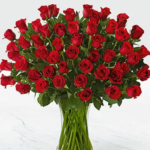 45 rosas en florero de vidrio