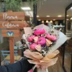 Único ramo de 5 peonias y 3 rosas