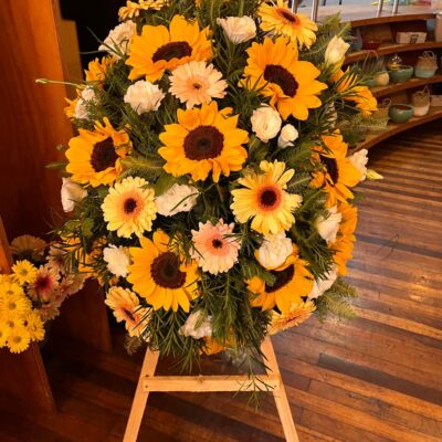 Arreglo girasoles y gerberas en atril