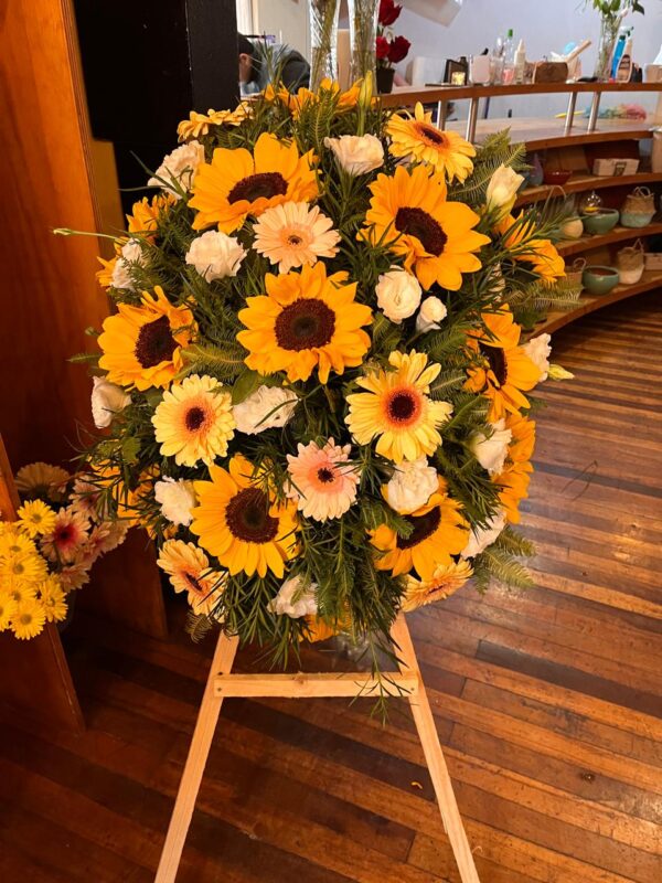 Arreglo girasoles y gerberas en atril