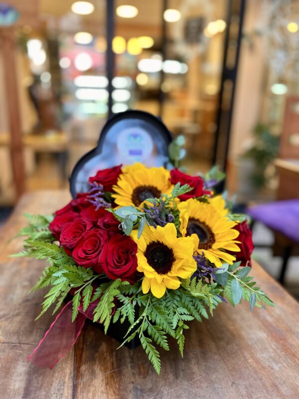 Corazón de rosas y girasoles