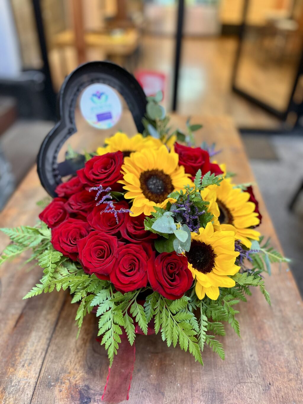 Corazón de rosas y girasoles