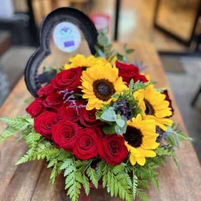 Corazón de rosas y girasoles