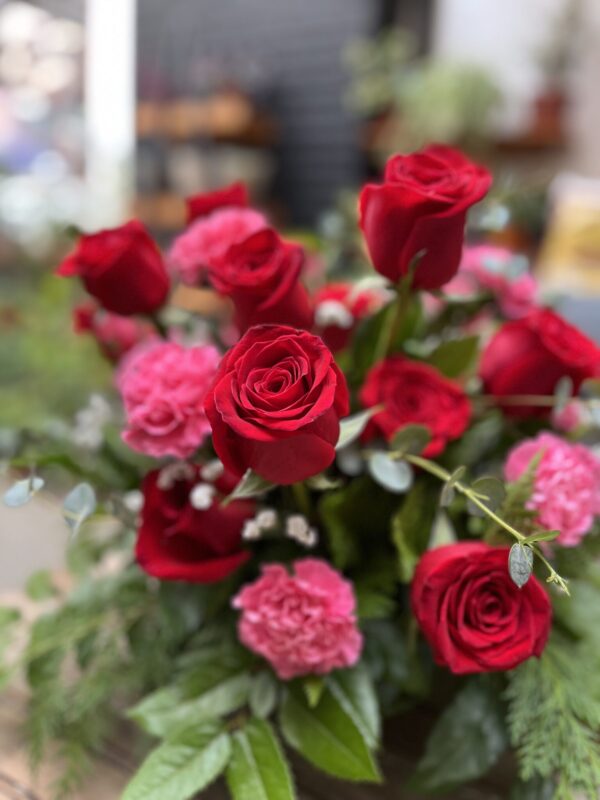 Arreglo de rosas y claveles orgánico