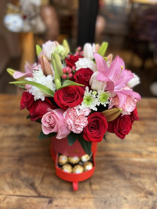 Caja redonda mix rojo y rosado + Ferrero Rocher