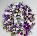 Atril de rosas y lisianthus con Imagen impresa en el centro – Personalizada