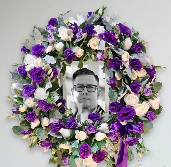Atril de rosas y lisianthus con Imagen impresa en el centro – Personalizada