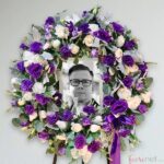 Atril de rosas y lisianthus con Imagen impresa en el centro – Personalizada