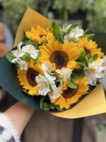 5 girasoles y astromelias