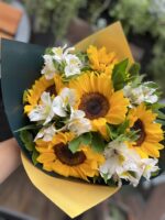 5 girasoles y astromelias