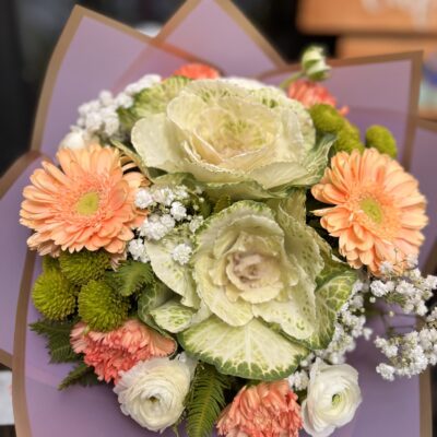 🌿 «Ramo Botánico» Con flores de col ornamental – Edición de temporada