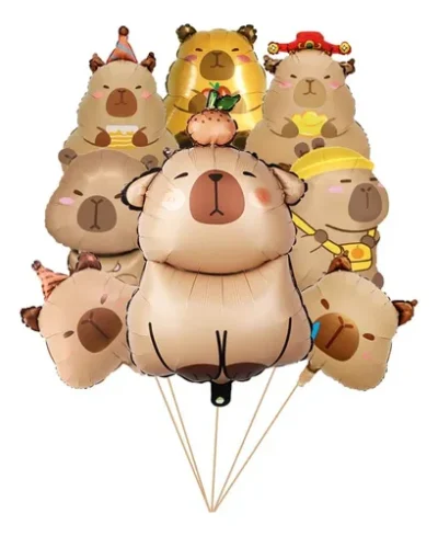 Globos capibara con sombreros y accesorios variados para fiestas y celebraciones infantiles.