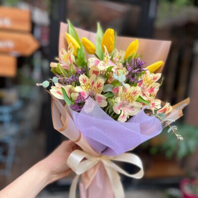 Ramo 5 Tulipanes Amarillos y Astromelias
