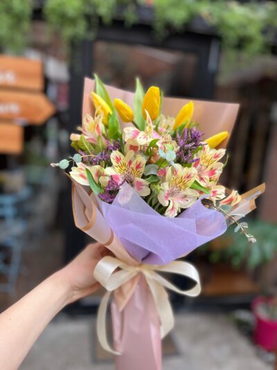 Ramo 5 Tulipanes Amarillos y Astromelias