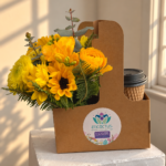 Café aesthetic y flores amarillas
