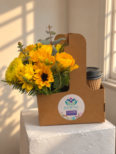 Café aesthetic y flores amarillas