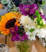 Arreglo floral con girasoles y flores moradas - Entrega semanal Encactus