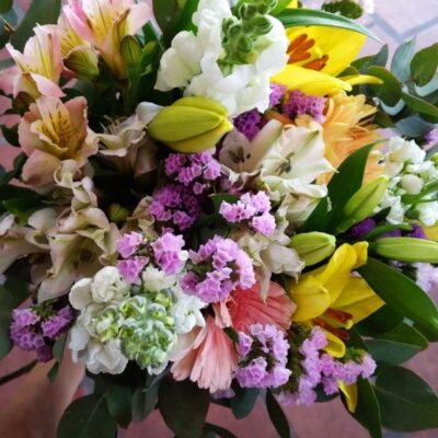 Ramo de flores frescas con liliums y alstroemerias - Suscripción Encactus Viña del Mar