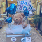 Arreglo Es Niño nacimiento flores azules