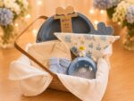 Canasta de regalo para bebé en tonos celestes con plato, babero, body y espantacuco luna