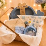 Canasta de regalo para bebé en tonos celestes con plato, babero, body y espantacuco luna