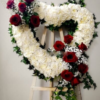 Corazón de condolencias en atril con flores blancas y rosas rojas - Encactus Florería Viña del Mar