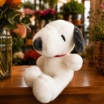 Peluche inspirado en Snoopy, blanco con orejas negras y collar rojo