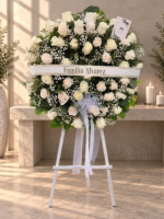 Corona de 45 Rosas Condolencias – Atril con Cinta Personalizada