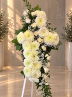Cruz de Rosas Cruzadas Condolencias – Atril Blanco 1,60 m