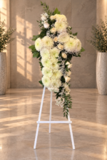 Cruz de Rosas Cruzadas Condolencias – Atril Blanco 1,60 m
