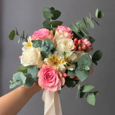 Ramo de novia con flores frescas y follaje — Encactus