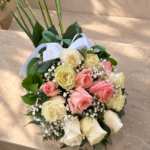 Ramo de Rosas Acostado sobre Base Floral Condolencias