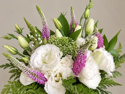 Ramo de novia de lisianthus blancos y fucsia, hecho por Encactus