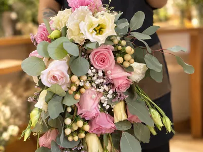 Ramo de novia en cascada de rosas rosadas, lisianthus y eucalipto, hecho por Encactus