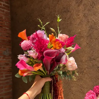 Ramo de novia de calas burdeo, celosía fucsia y amaranto colgante, diseñado por Encactus