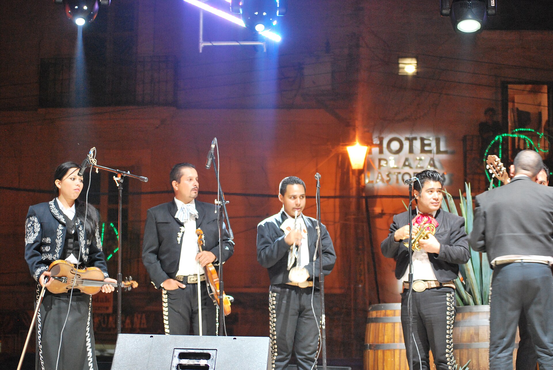 Mariachi completo de cinco m&uacute;sicos tocando en vivo de noche